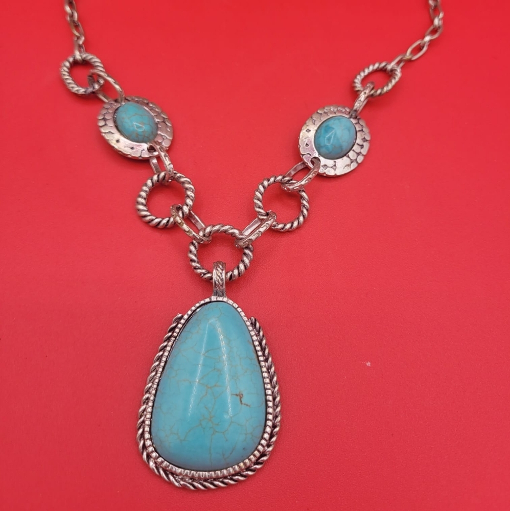 Silver Coler Necklace wGreen Stones